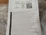 une feuille de papier posée sur une boîte en carton