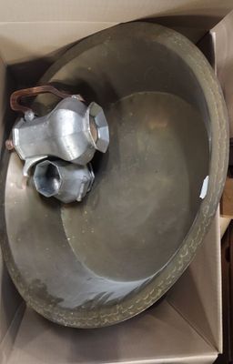 une boîte contenant un objet métallique