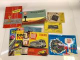 de nombreux livres posés sur une table, avec un train en arrière-plan