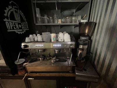 une machine à café posée sur une table dans une petite pièce