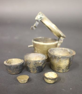 Pile de poids à godets en bronze dites piles de Charlemagne …