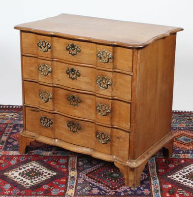 COMMODE A FAÇADE ARBALÈTE, en chêne clair, plateau à bord ch…