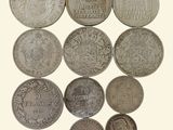 l'image d'un groupe de pièces de monnaie posées sur une surface blanche