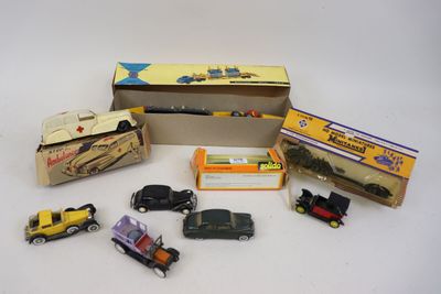 une boîte de petites voitures et une boîte d'autres jouets