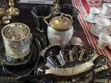 une table sur laquelle sont posées de nombreuses tasses à thé et à café