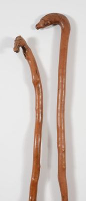 Deux cannes décoratives à fût en bois naturel, les pommeaux en crosse  - Photo 1