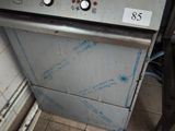 un lave-vaisselle sale posé dans un coin de la cuisine