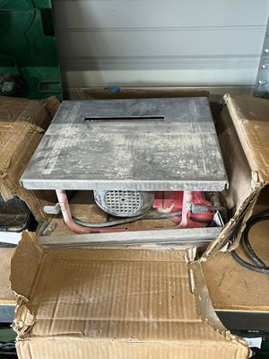 une petite table au milieu d'une pile de cartons