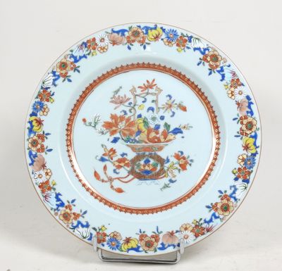 une assiette avec un motif floral sur un support