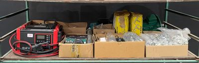 de nombreuses caisses de matériel électrique à l'arrière d'un camion