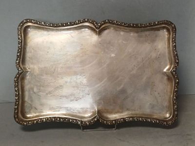 un plateau ancien en argent orné d'un motif décoratif