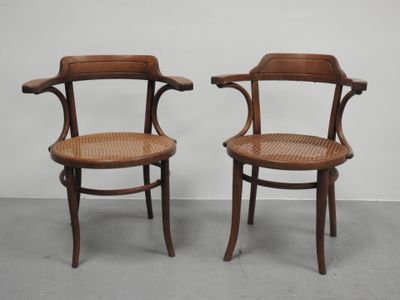 paire de chaises anciennes aux dossiers courbés, avec dossier en rotin