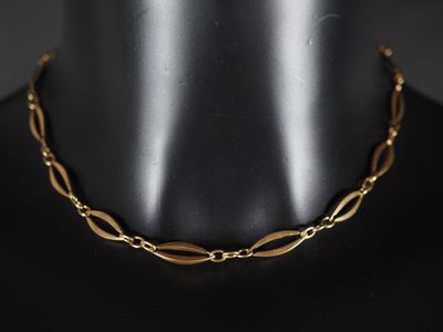gros plan d'un collier en or sur un mannequin mannequin mannequin mannequin mannequin mannequin mannequin mannequin
