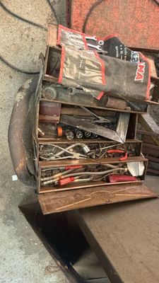 un tas d'outils posé sur une table