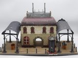 une petite maquette d'un bâtiment au toit rouge