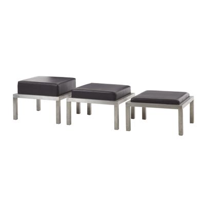 un ensemble de trois tabourets avec des assises en cuir noir sur fond blanc