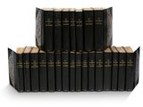 Les douze livres de la Bible sont empilés les uns sur les autres
