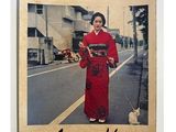 une photo d'une femme en kimono rouge avec un chien