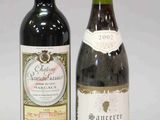 deux bouteilles de vin posées l'une à côté de l'autre sur une table