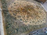 un grand tapis posé sur le sol d'une pièce