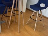une petite table et des chaises dans une pièce où se trouve une plante