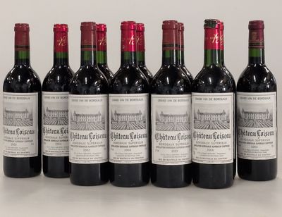 six bouteilles de vin sont alignées sur une table