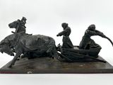 statue représentant un homme et une femme dans une calèche