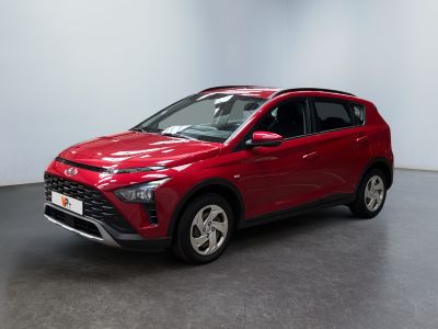 une Toyota RAV rouge garée dans une pièce aux murs blancs