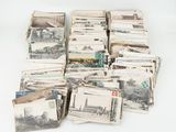 une pile de vieux journaux posée sur une surface blanche