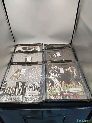beaucoup de t-shirts posés sur une boîte bleue