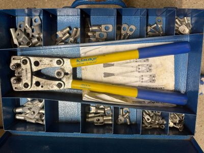 une boîte à outils bleue avec des outils sur le sol