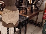 un mannequin assis sur une table dans une pièce
