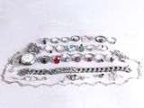 tout un tas de bagues et de bracelets différents posés sur une table