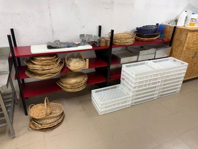 des paniers et des paniers sur les étagères de la pièce