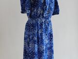 une robe à fleurs bleue et blanche sur un mannequin
