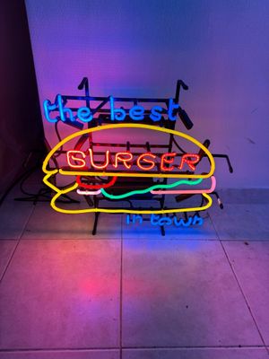 une enseigne lumineuse indiquant « le meilleur hamburger du monde »