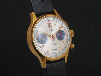 gros plan d'une montre sur une surface noire