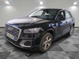 L'Audi QX noire est garée dans une grande pièce.