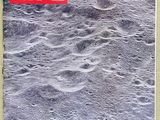 la couverture d'un magazine sur laquelle figure la photo d'un astronaute sur la Lune