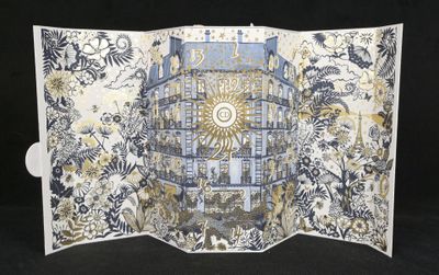 une carte pliante sur laquelle figure l'image d'un bâtiment