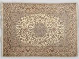 un tapis beige orné d'un motif en médaillon