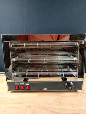 une photo d'un four grille-pain posé sur une table