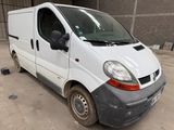 une camionnette blanche garée dans un garage