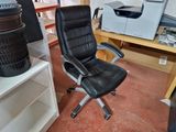 a black office chair that is sitting in a room