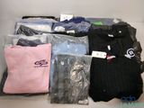 beaucoup de t-shirts et d'autres articles dans une boîte