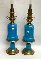 Paire de lampes à pétrole en opaline bleue avec présentoir e…