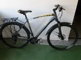 un vélo garé contre un mur