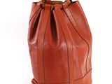 une image représentant un sac seau en cuir marron sur fond blanc