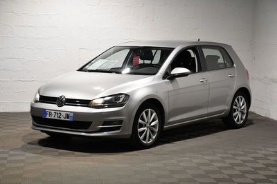 La Volkswagen Golf est garée dans un garage dont le sol est en damier.