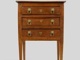 une photo d'une petite commode en bois avec des poignées en laiton